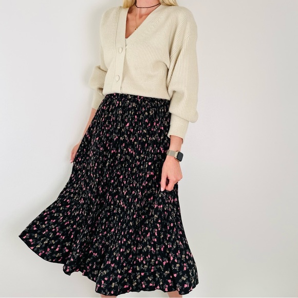 Metro Wear Dresses & Skirts - New Metro Wear black floral pleated midi skirt